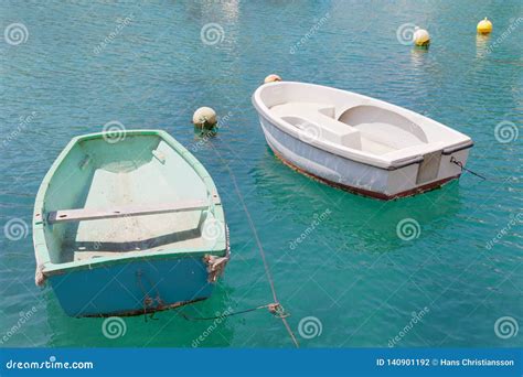 Coloridos Barcos De Pesca Tradicionales Azules Y Verdes En El Puerto De