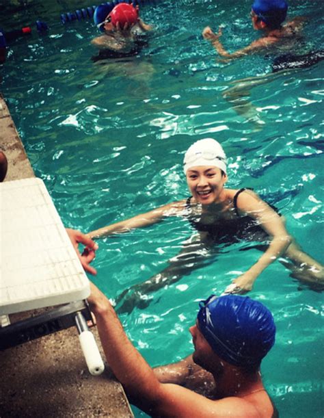 Showbiz Chương Tử Di diện bikini khoe dáng sau tháng sinh con