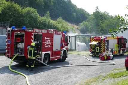 Siegen Brand bei Remondis an der Leimbachstraße Feuerwehr mit