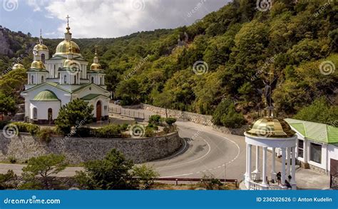 Igreja Do Arcanjo Michael Nas Montanhas De Gaspra Em Crimea Foto