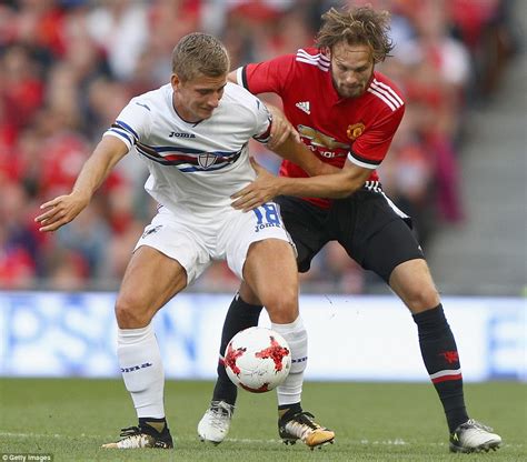 Manchester United 2 1 Sampdoria Juan Mata Nets Winner Daily Mail Online