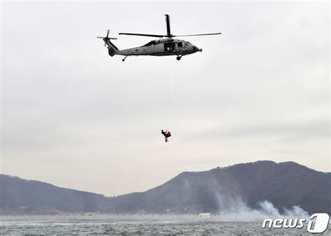 경찰·해경 구조헬기 해군 함정에 이·착륙 훈련해양사고 대비