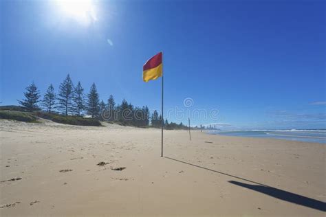 De Vlag Van De Badmeester Op Australisch Strand Redactionele Foto