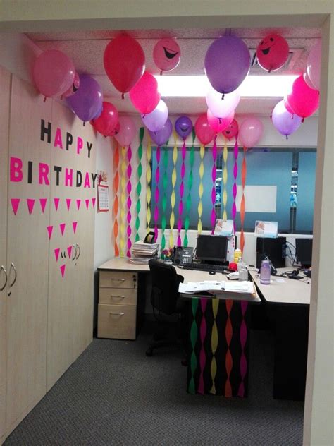 Mujer Como Decorar Un Escritorio De Oficina Para Cumpleaños