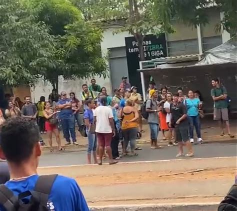 VÍDEO Usuários do transporte público bloqueiam Avenida Tocantins na