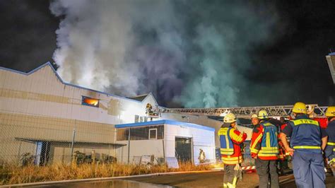 Lagerhallen Brand In Wagh Usel Feuer Richtet Schaden In Millionenh He An