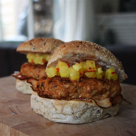 Kip Bacon Burgers Met Ananas Salsa Bbq Recepten Bbq Junkie