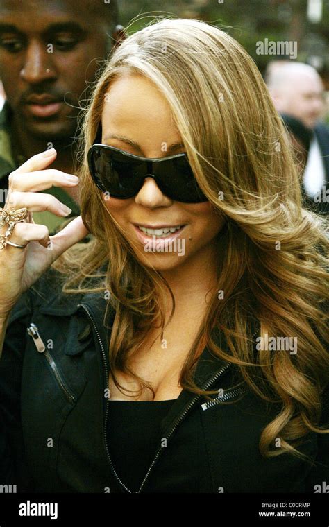 Mariah Carey Getting Swarmed By Paparazzi Photographers As She Srrives