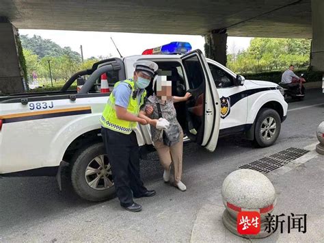 八旬老人取钱迷路误入机动车道，两执勤辅警暖心救助送她回家家人警务人员交流