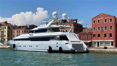 Venezia Attracca Il Primo Yacht Di Lusso E Del Re Dei Reality