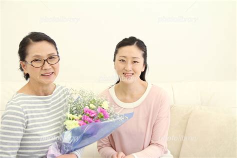 母の日の花束をもらい、笑顔のお母さん 写真素材 2277064 フォトライブラリー Photolibrary