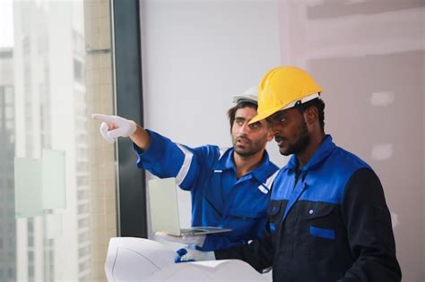 Retrato De Jovem Agrimensor Masculino No Canteiro De Obras Foto Premium