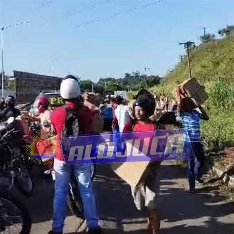 Caminh O De Biscoitos Tomba Na Br E Dono Libera Carga Para Popula O