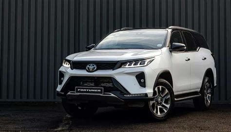 Rushlane Toyota Hilux Facelift Debuts Before New Fortuner