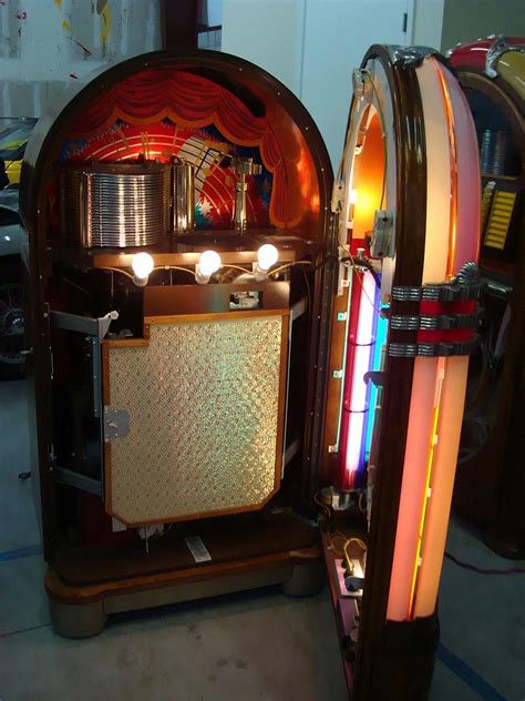 Original 1946 Wurlitzer Model 1015 Jukebox