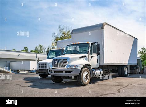 Middle Duty Industrial Standard White Day Cab Rig Semi Trucks With Box Trailers For Local