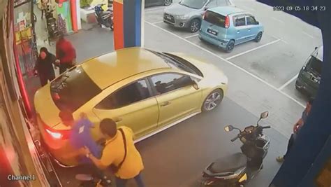 Video Kereta Mengundur Laju Langgar Kanak Kanak Perempuan Motoqar