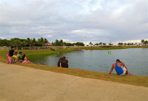 Praia de Atalaia reúne diversão e gastronomia em Aracaju SE