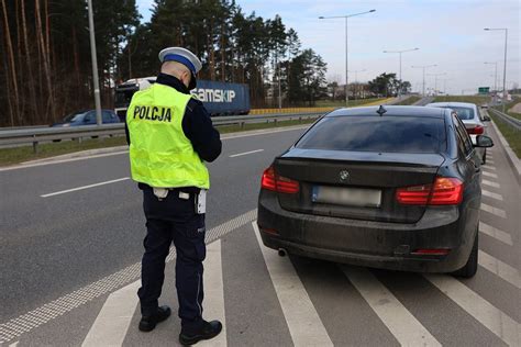 Mrugnął długimi żeby ostrzec przed policjantami Dostał mandat i