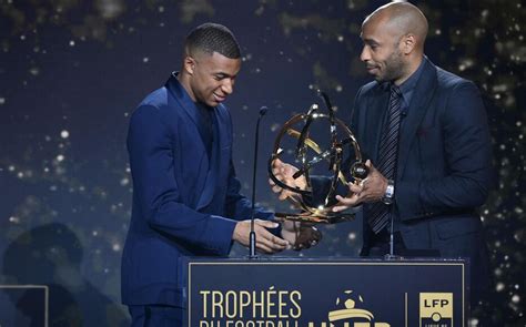 Trophées Unfp Kylian Mbappé Décroche Le Titre De Meilleur Joueur De La Saison En Ligue 1 Le