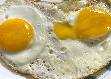 Sunny Side Up Eggs (Vs Over Easy Eggs)