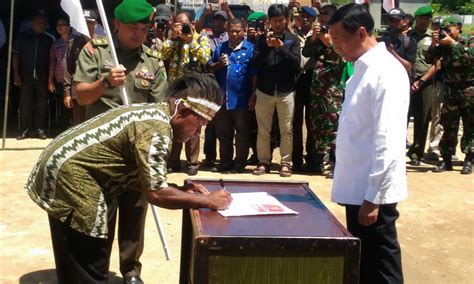 Ikrar Setia Pada Nkri Sambut Wiranto Pejabat Australia Di Papua