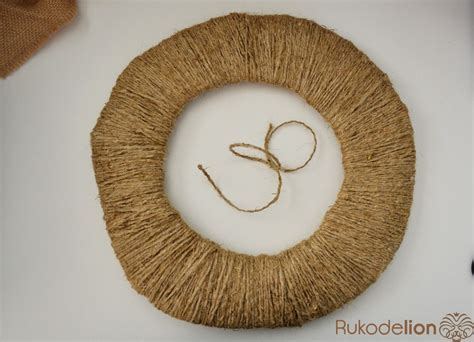 Венок на двери из шишек и цветочков