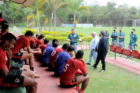 Alex Alves é apresentado ao elenco e comanda primeiro treino na Lusa