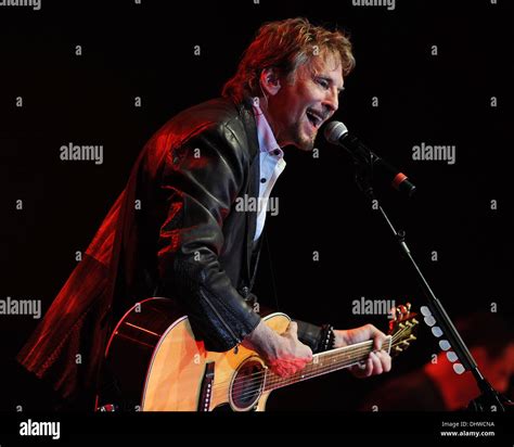 Kenny loggins live hi-res stock photography and images - Alamy