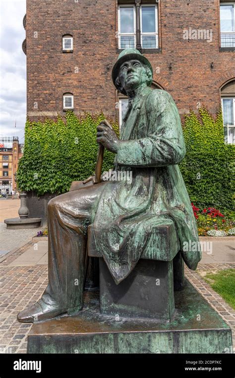 Statue Von Hans Christian Andersen Am H C Andersens Boulevard