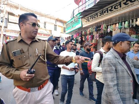 Traffic Police Seized Goods Kept Outside Shops दुकानों के बाहर रखा सामान जब्त ट्रैफिक