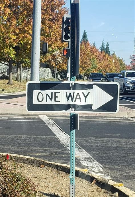 This street sign has some "custom" font : r/mildlyinteresting