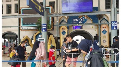 Long Weeekend Ribu Penumpang Kereta Berangkat Dari Stasiun Pasar