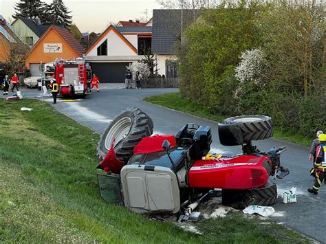 Voll Besetzter Feuerwehrwagen Kracht In Traktor Auf Dem Weg Zu Einer