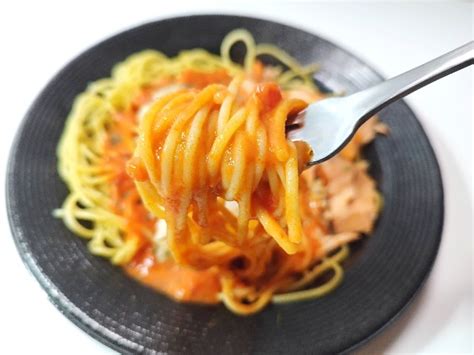 北海道産ほたてと秋鮭のトマトクリーム【ローソン】魚介の旨味がぎゅっと詰まってます いぬきちのコンビニ飯