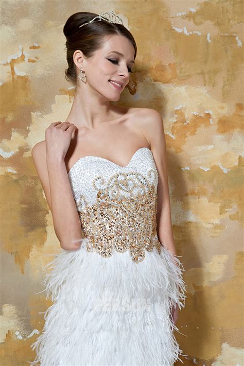 Chic Robe Courte De Soirée Blanche Embelli De Paillettes Et Plumes