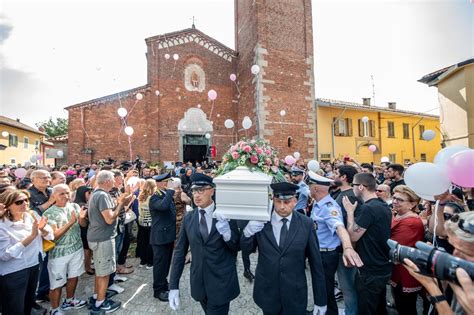 Cologno Monzese Folla Ai Funerali Di Sofia Castelli Lapresse