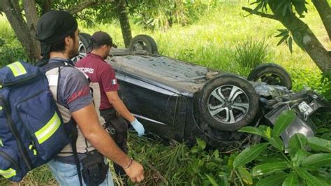 Hombre muere al volcar su vehículo en carretera a Cosamaloapan