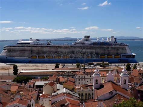 Navi Da Crociera In Porto A Lisbona Portogallo Fotografia Editoriale