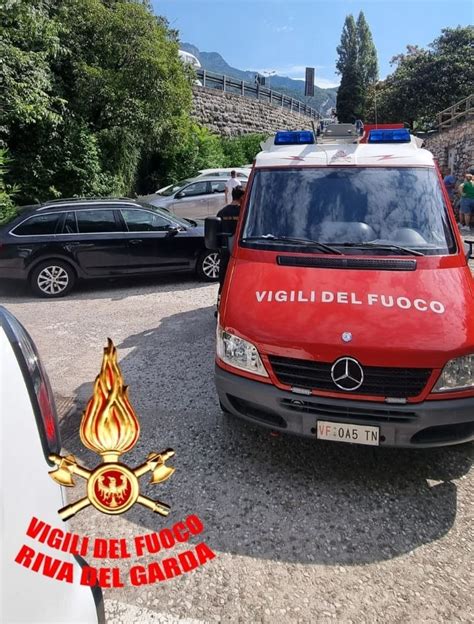 Nago Resta Chiuso Nellauto Bimbo Salvato Dai Vigili Del Fuoco