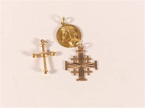 Lot De Trois Pendentifs En Or Jaune 18K 750 00 Comprenant Une