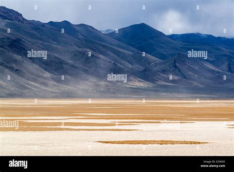 Dry lake bed in Northern Nevada Stock Photo - Alamy