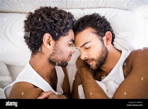 Gay couple asleep Fotos und Bildmaterial in hoher Auflösung Alamy