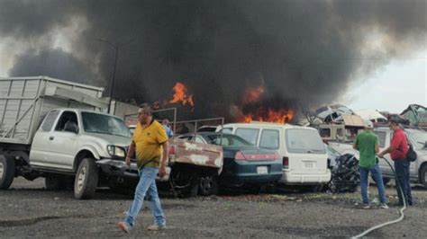 Más de 100 vehículos se incendian en corralón de Apatzingán bomberos