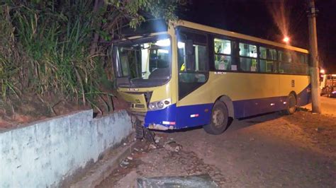 Ônibus do transporte público bate em muro após desviar de carreta e