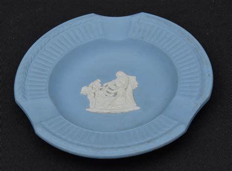 Cinzeiro Em Biscuit Azul Marca Wedgwood Decorado Em R