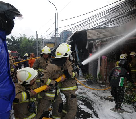 FOTO Momen 100 Petugas Pemadam Kebakaran Jinakkan Api Yang Melahap