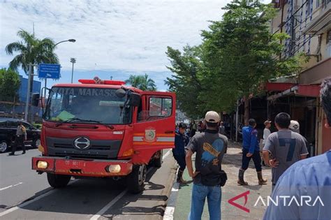 22 Mobil Pemadam Dikerahkan Untuk Mengatasi Kebakaran Ruko Di Makassar