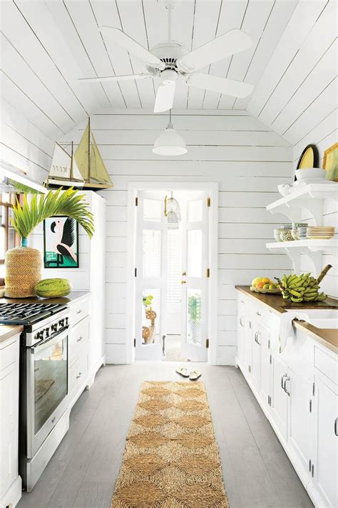 10 Beautiful White Beach House Kitchens In 2020 Small Cottage Kitchen