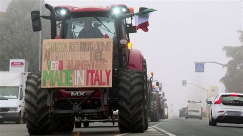 Protesta Dei Trattori Agricoltori Sulle Strade Di Mezza Europa